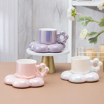 Zestaw ceramicznych filiżanek i eleganckich kubków i produkować talerze girls' high-value cherry blossom cups to luksus i luksus.